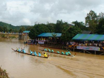 ประเพณีลอยกระทงแข่งขันเรือยาวขึ้นโขนชิงธง